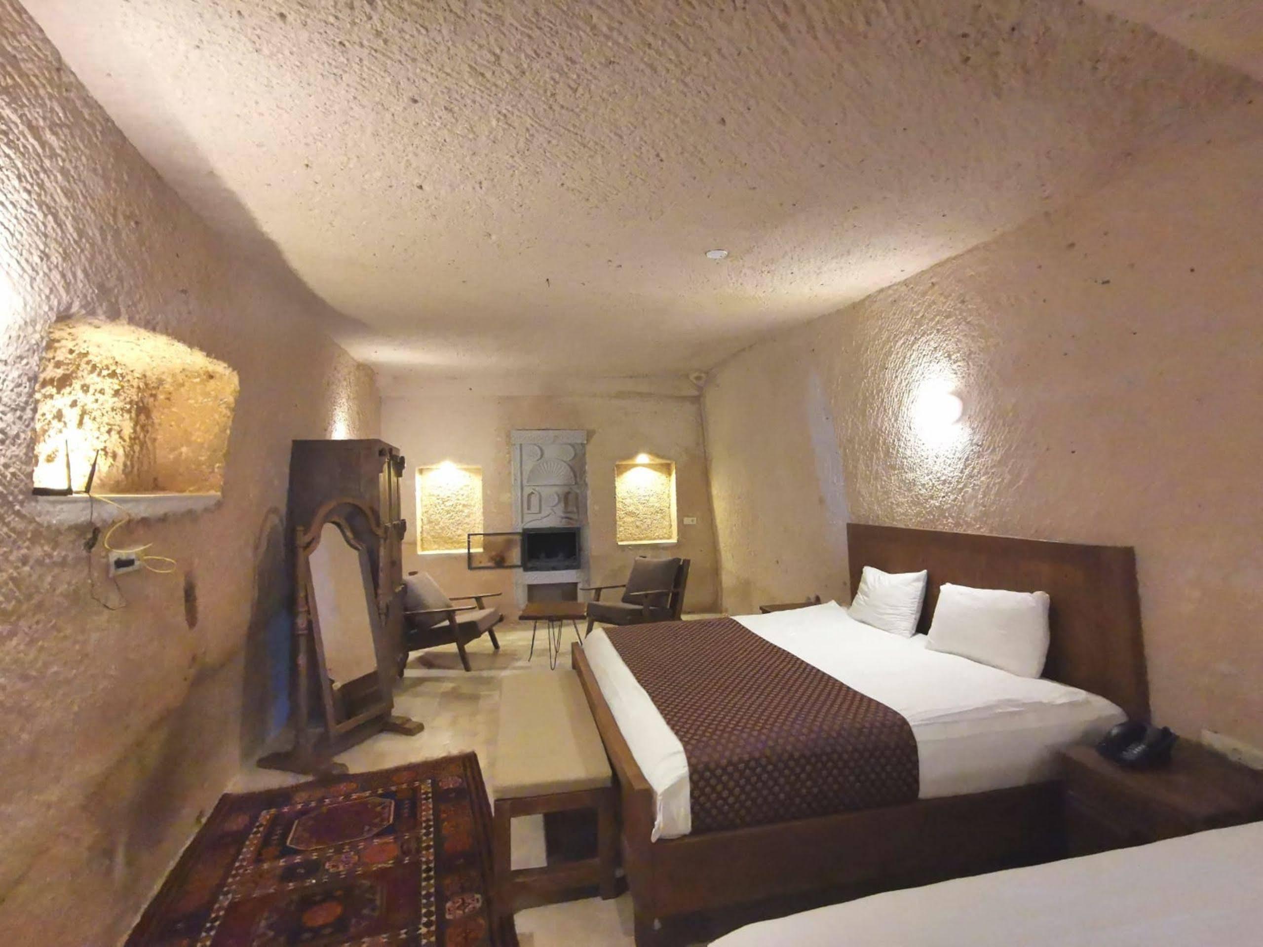 Helike Cave Suites Ючхисар Екстериор снимка