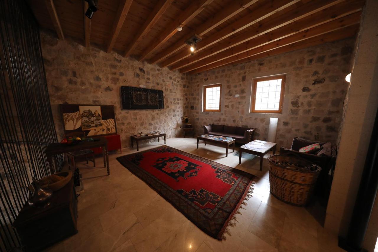 Helike Cave Suites Ючхисар Екстериор снимка