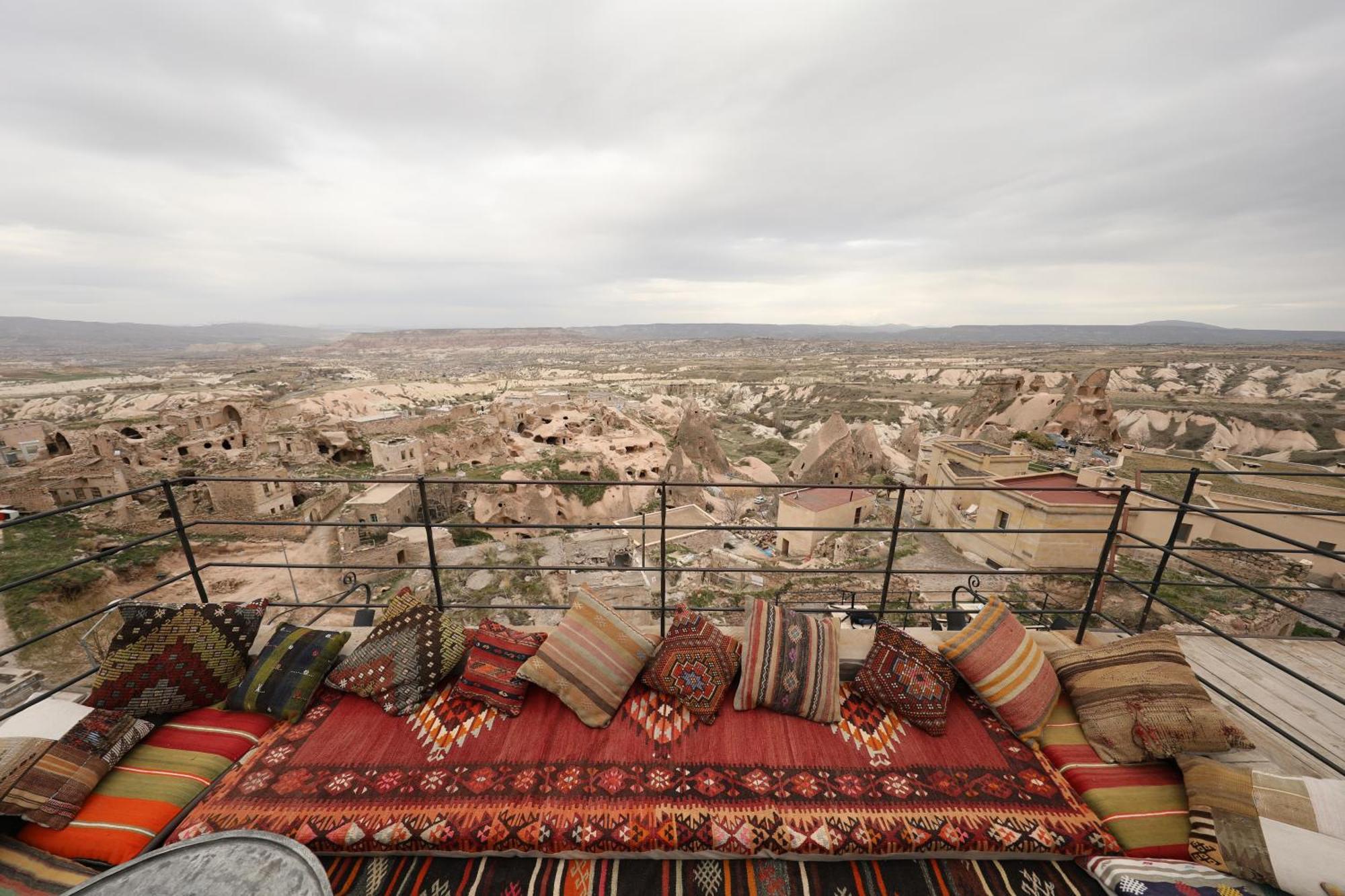 Helike Cave Suites Ючхисар Екстериор снимка